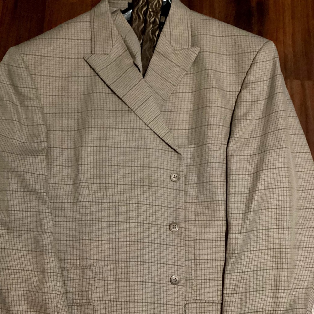 Men’s Beige  Plaid 3 pc Suit!